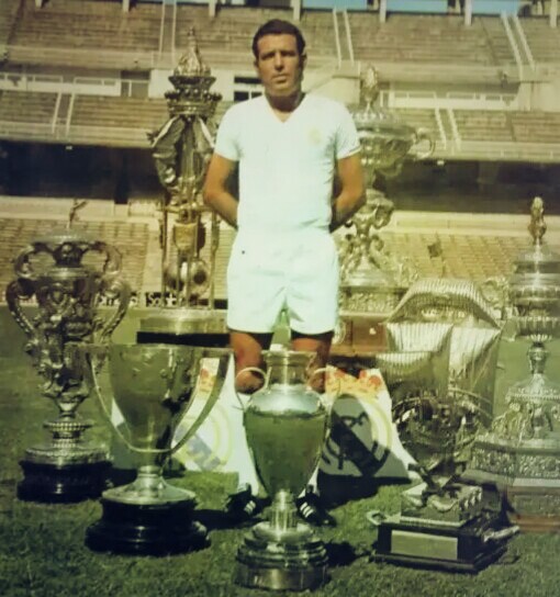 Rancoma_'s tweet photo. El 8 de diciembre de 1943, tal día como hoy de hace 80 años, nació Ramón Moreno Grosso, futbolista y técnico del Real Madrid. Nos dejó por enfermedad en 2002 con 58 años. Hombre de Club. 366 partidos y 76 goles. Un recuerdo para nuestro ex jugador.
📸 Fotografías de Raúl Cancio. https://t.co/uywz9g8CIw