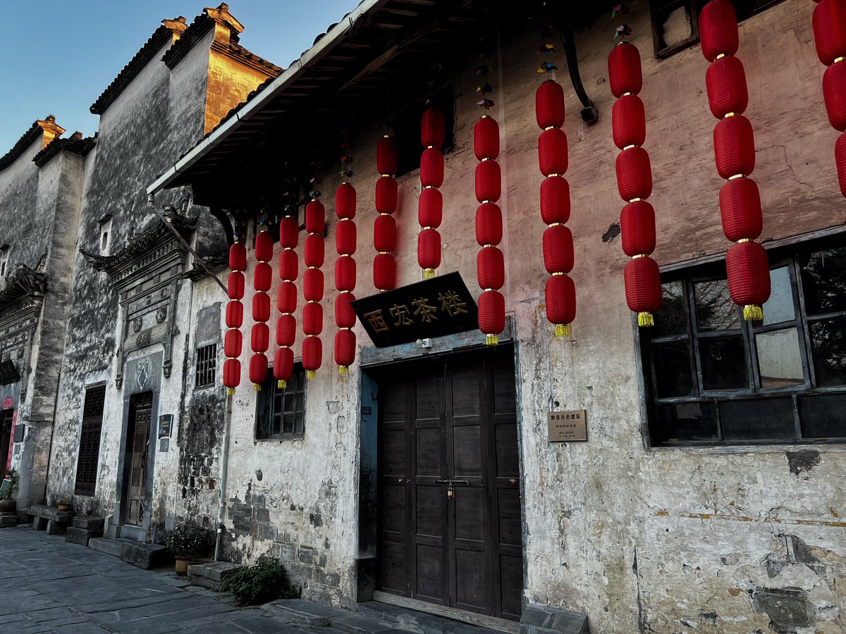 giammarcosicuro's tweet photo. 1/3 Visitare #xidi, nella provincia cinese dell’Anhui, è un’esperienza meravigliosa. Un antichissimo villaggio di case bianche e lanterne rosse, patrimonio UNESCO, e così autentico da sembrare una fiaba ambientata in qualche tempo antico della Cina rurale. https://t.co/H9HBPvua3x