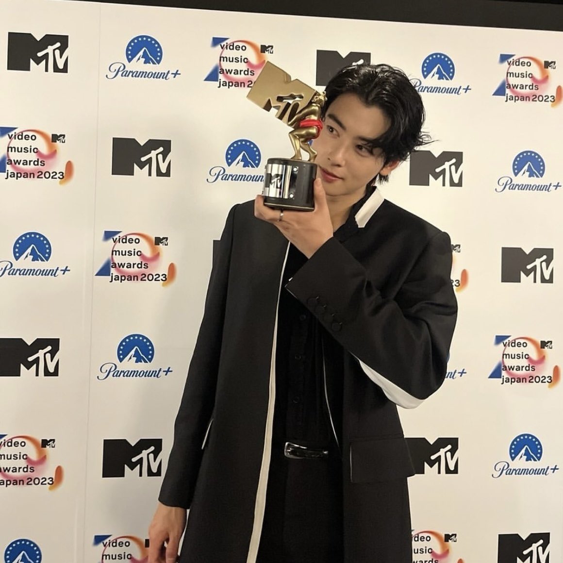 eunwoothings's tweet photo. congratulations eunwoo for the mtv vmaj global icon award 🖤 https://t.co/qq1GLpMY9r