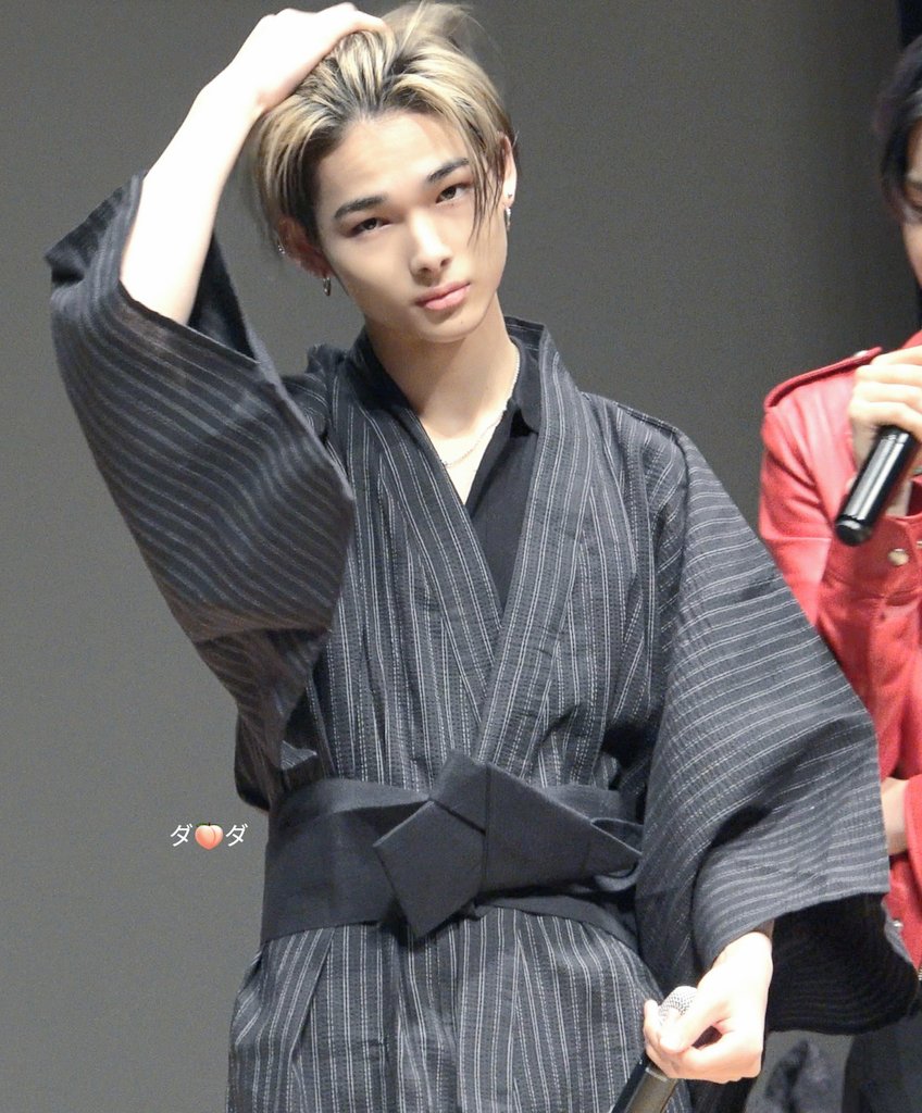 nsmrdada's tweet photo. 231207 니키💜

성인이 되기 전에 니키 유카타 입은거 꼭 다시 보고싶어서 가져간건데 첨에 스탭분이 안된다고 다른곳에 빼둬서 울뻔했는데🥲 

니키한테 유카타 입어줘ㅠ 했더니 마지막에 찾아서 입어줬어요🫶

유카타 입은 일남 생각보다 더 멋져서 또반함❣️

 #NI_KI #니키 #ニキ #西村力 #ENHYPEN https://t.co/0TBc72cgkc