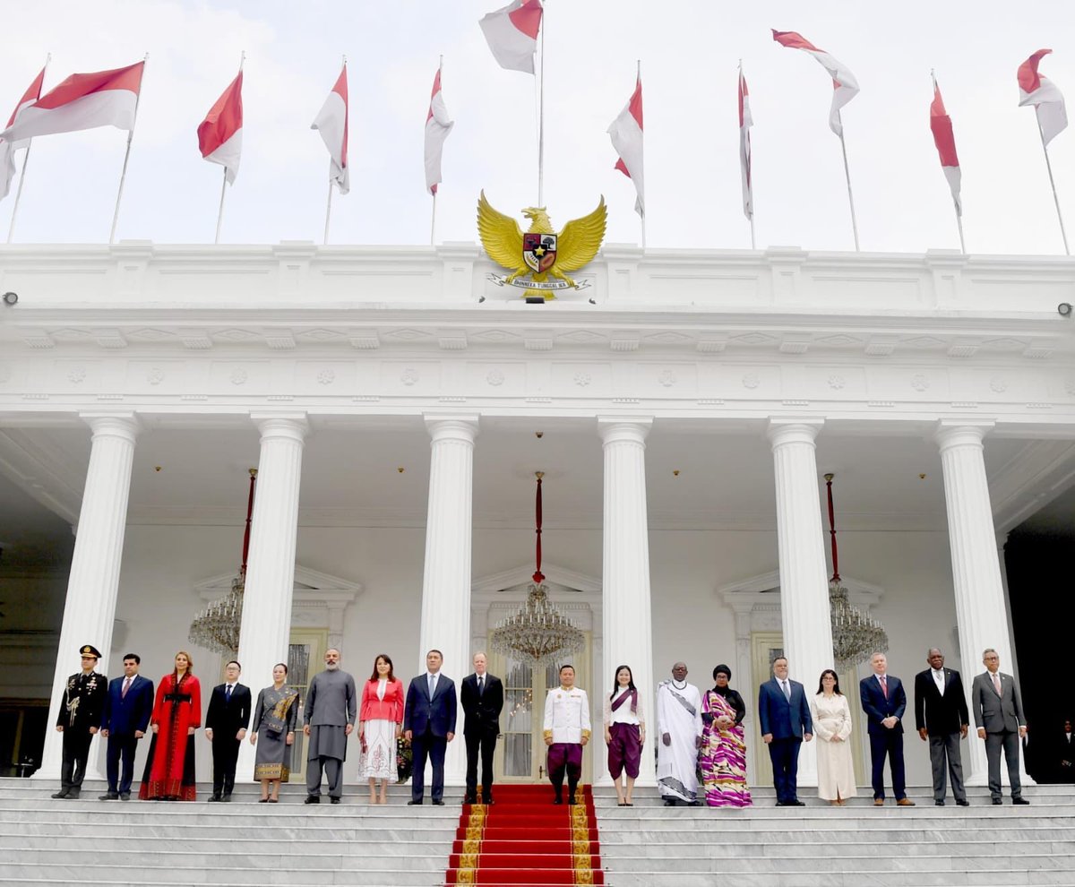 Today I presented my Letter of Credence from H.M. Queen Margrethe II of Denmark to H.E. Mr. Joko Widodo, President of Indonesia. As the Ambassador of Denmark to Indonesia, I look forward to strengthening our excellent bilateral relations 🇩🇰🇮🇩🌱🌊🤝🏻 
📸: Presidential Secretariat