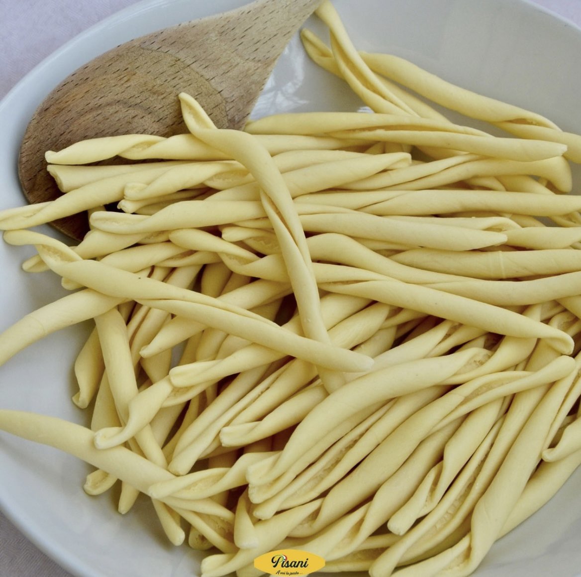 PastaPisani's tweet photo. Esploriamo il mondo dei fusilli calabresi!
Con la loro forma avvolgente e la consistenza perfetta, questi fusilli sono un viaggio sensoriale nel cuore della cucina calabrese. #8dicembre #pasta #foodlovers #Italia #Calabria #fusillicalabresi #fusilli https://t.co/PG30HakeUz
