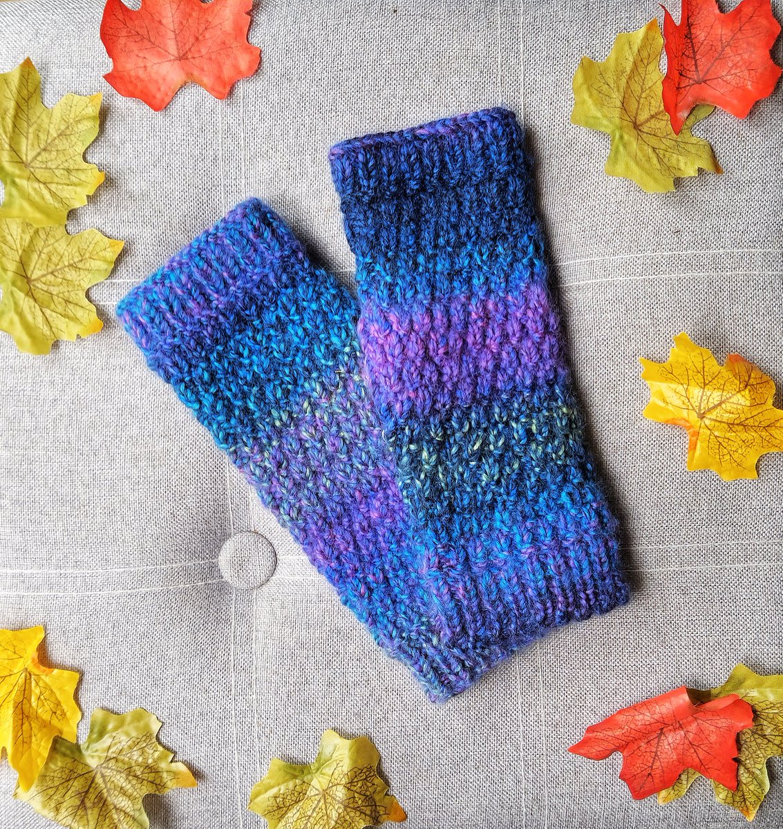 Just one pair of our luxuriously soft purple and blue wristwarmers in this colourway. There's also a matching beanie currently available. etsy.com/uk/listing/157… #gifts #elevenseshour #Christmas #giftideas #etsygifts #shopindie #etsy #handmade