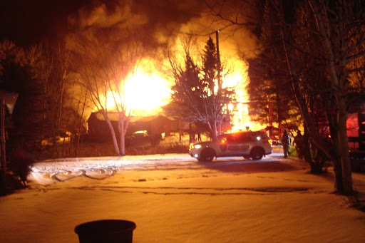 Un violent incendie s'est déclaré hier soir sur la route Gauthier est à Matane détruisant une résidence et une écurie. Les deux occupants et les quatre chevaux ont pu être évacués. 

Crédit : gracieuseté