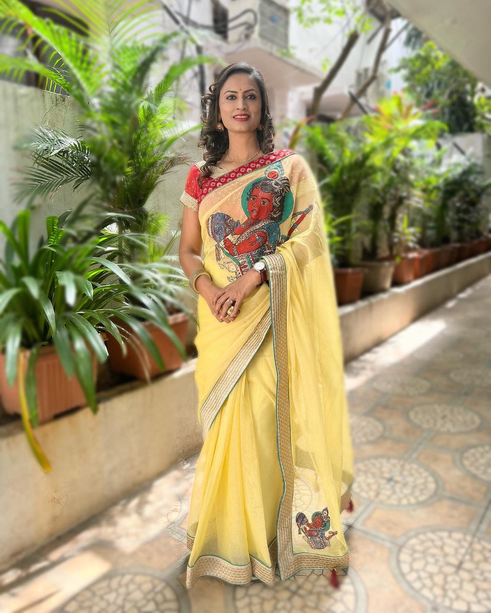 In a breathtaking combination of pleasant yellow and rich brick red, this stunning saree and blouse from @sridevidesignerstudio ✨🌼 
#designersarees #sareeandblouse #saree #fashiondesigning #indianethnicwear #indianattire #singerkousalya 
#kousalyasinger 
#kousalyapotturi