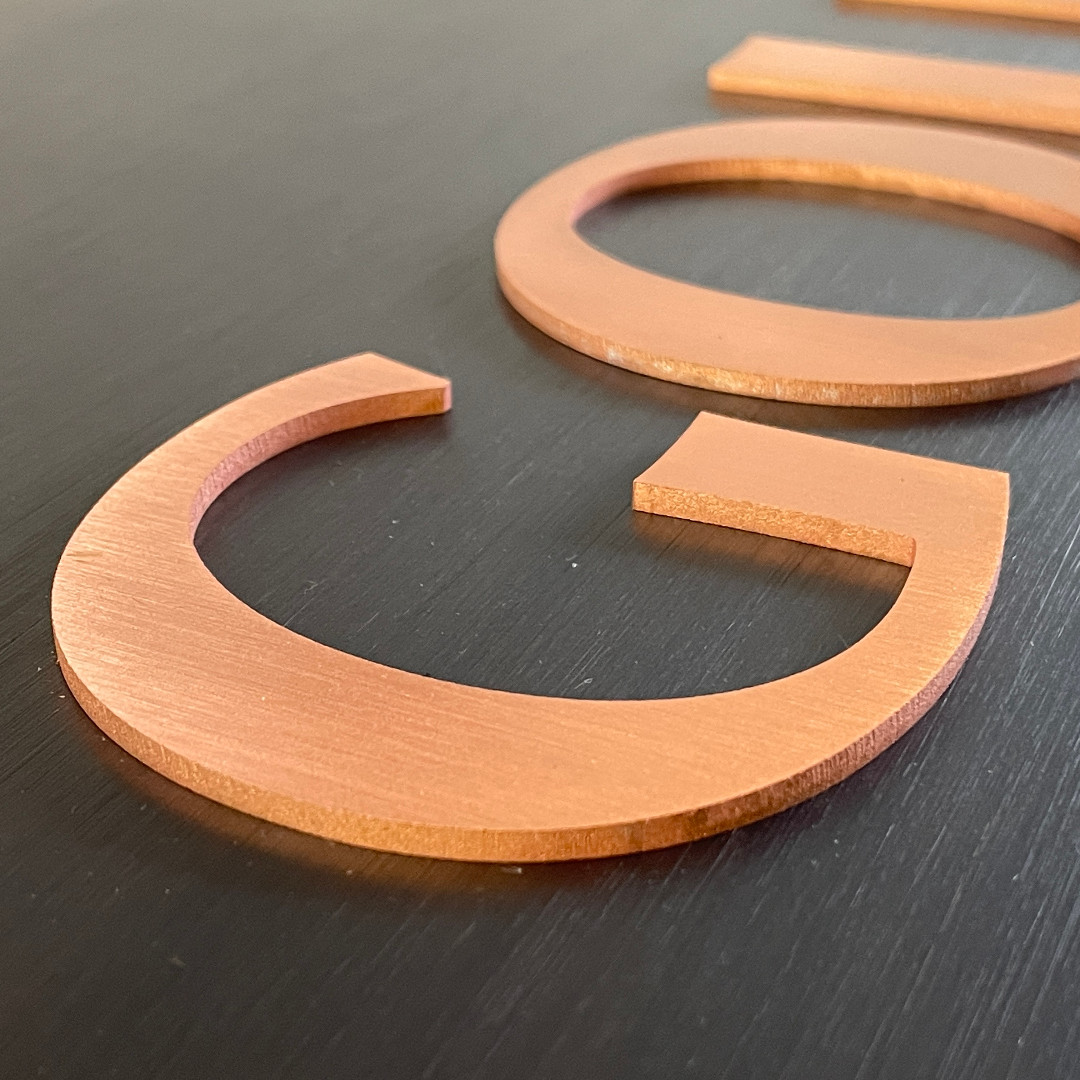 #Kupferbuchstaben auf echt brüniertem #Bronzeschild #copperletters #wasserstrahlschneiden #metallbuchstaben #metalletters #werkstattblick #schneidwerkhohl #3dbuchstaben #werbetechnik #signalisation #signaletik #3dtypography #einzelbuchstaben #premiumquality #madeingermany