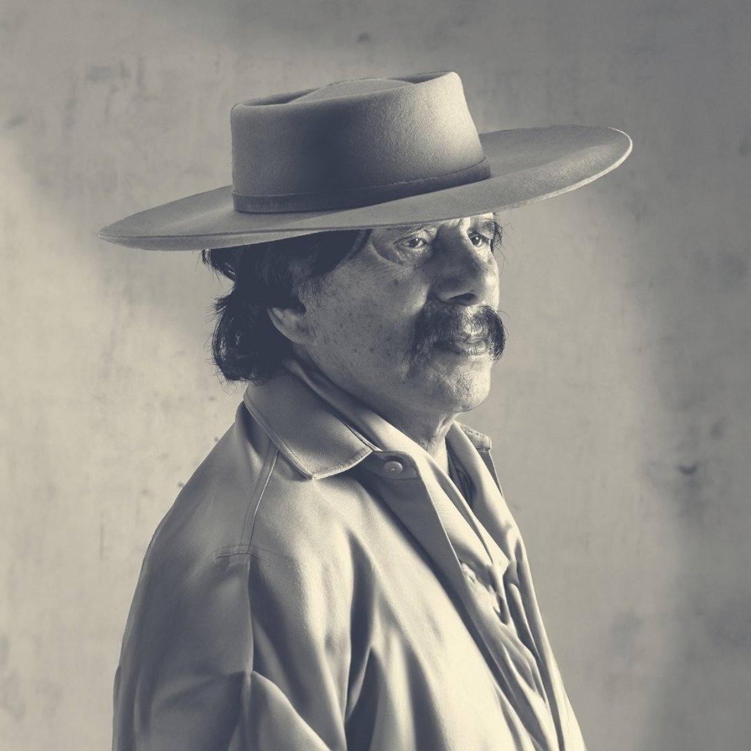 "Soy nada más que un granito de arena, nada más que una ola en el mar, nada más que una hoja caída del árbol de la eternidad. Soy sólo un día de luz en tu vida, un pequeño eslabón sideral, he venido a quemarme en tu sangre y perderme en la noche total".

Ramón Ayala (1927 - 2023)