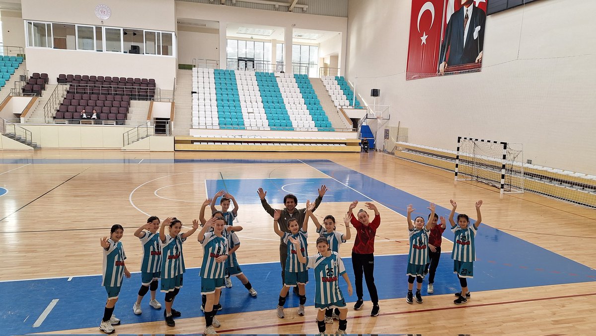 AtaturkGerze's tweet photo. Atatürk Ortaokulu'nda Çifte Şampiyonluk
Okul sporları faaliyetleri kapsamında Hentbol küçükler kategorisi kız  ve erkek takımımız, Her ikisi de il birincisi oldular. Amasya'da yapılacak grup müsabakalarında ilçemizi ve ilimizi temsil edecekler, öğrencilerimizi tebrik ediyoruz... https://t.co/Jw9uRsSdBm