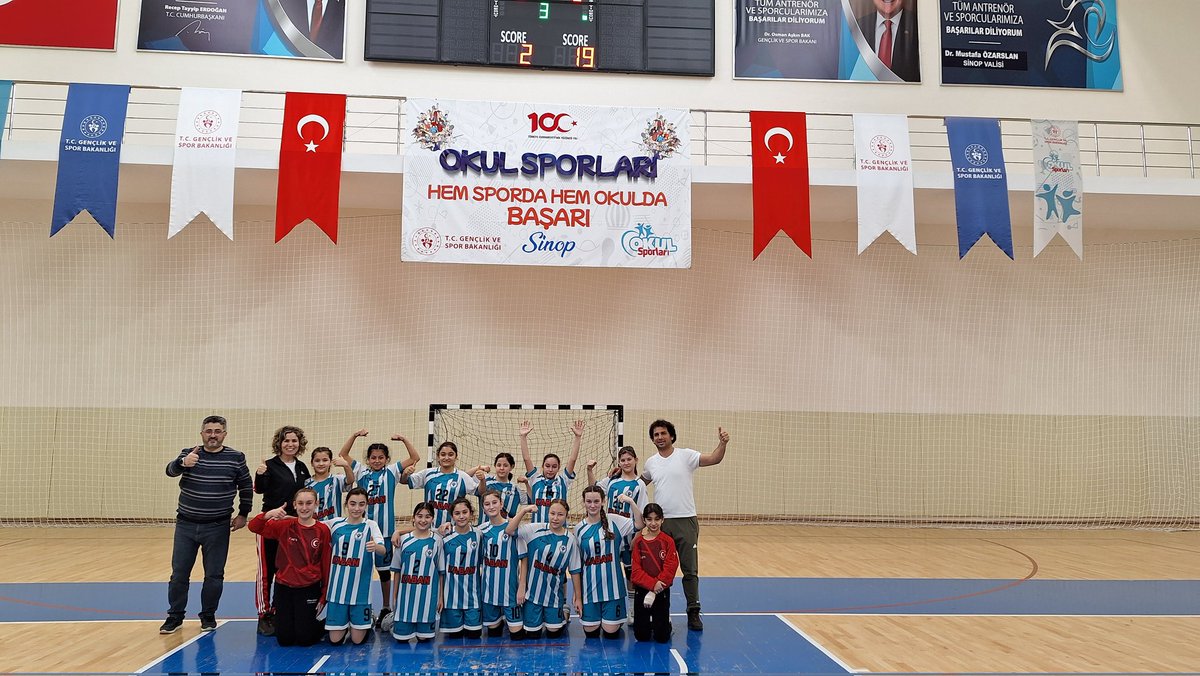 AtaturkGerze's tweet photo. Atatürk Ortaokulu'nda Çifte Şampiyonluk
Okul sporları faaliyetleri kapsamında Hentbol küçükler kategorisi kız  ve erkek takımımız, Her ikisi de il birincisi oldular. Amasya'da yapılacak grup müsabakalarında ilçemizi ve ilimizi temsil edecekler, öğrencilerimizi tebrik ediyoruz... https://t.co/Jw9uRsSdBm