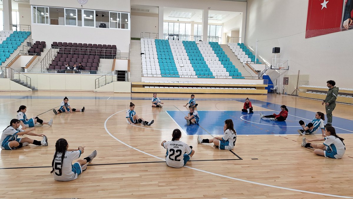 AtaturkGerze's tweet photo. Atatürk Ortaokulu'nda Çifte Şampiyonluk
Okul sporları faaliyetleri kapsamında Hentbol küçükler kategorisi kız  ve erkek takımımız, Her ikisi de il birincisi oldular. Amasya'da yapılacak grup müsabakalarında ilçemizi ve ilimizi temsil edecekler, öğrencilerimizi tebrik ediyoruz... https://t.co/Jw9uRsSdBm