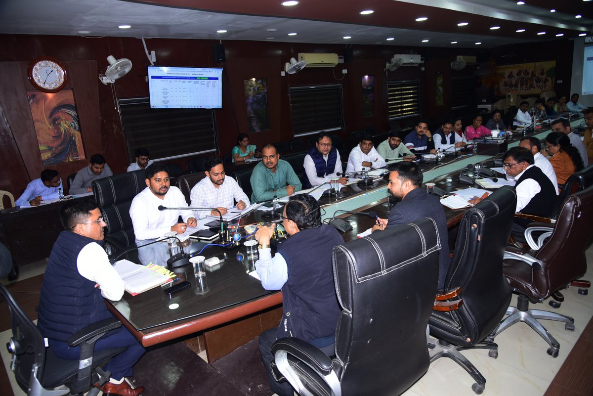 कलेक्टर श्री अवनीश शरण ने #राजस्व अधिकारियों की बैठक लेकर लंबित मामलों का तेजी से निराकरण करने दिए निर्देश। ग्रामीणों और किसानों के प्रकरणों पर समयबद्ध कार्यवाही सुनिश्चित करने कहा। 

<a href="/AwanishSharan/">Awanish Sharan 🇮🇳</a> 
#Bilaspurnews
#meeting 
#collector