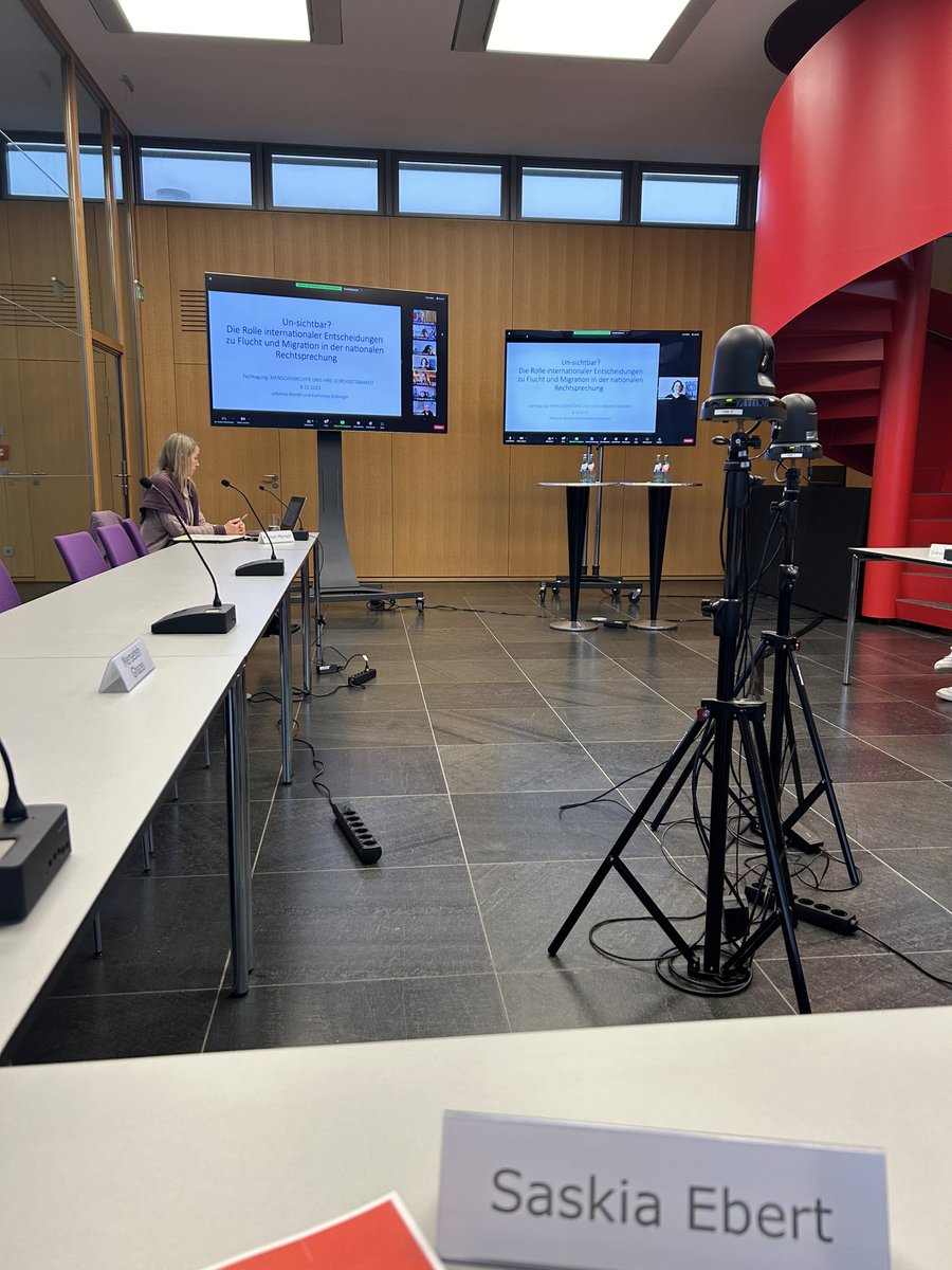 SaskiaEbert09's tweet photo. Trotz Bahn-Streik und Schnee nach Darmstadt zur Schader-Stiftung geschafft. Die vielen wertvollen Inputs zu „Menschenrechte und ihre Durchsetzbarkeit“ waren die Mühe wert. https://t.co/W5r8KopQXJ