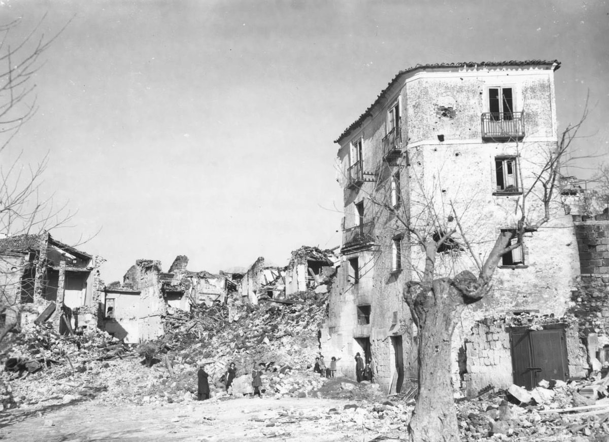 📆Today marks the 80th anniversary of the Battle of Monte Lungo. The Battle marked the first collaboration of the Royal Army of Italy with the Allied forces.

📷Italian civilians are digging in the ruins of their houses. Mignano Sector, Italy.

©Wikimedia Commons