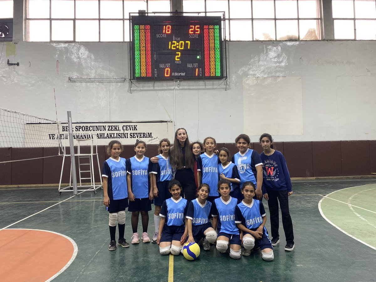 Gevence Ortaokulu olarak katıldığımız yıldızlar ve küçükler voleybol turnuvasında iki gruptan da 1️⃣. olarak çıktık. Çocuklarımızı başarılarından dolayı tebrik ederiz.🏆