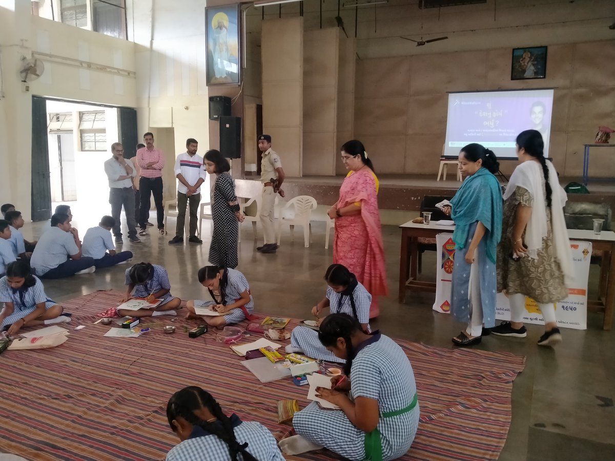 આજ રોજ વલસાડ વિધાનસભા મતવિસ્તારમાં મતદાર જાગૃતિ કાર્યક્રમ અન્વયે આર.જે.જે.હાઈસ્કુલ,વલસાડ ખાતે મતદાર જાગૃતિ અને ચૂંટણી જેવા  વિષયો ઉપર પોસ્ટર સ્પર્ધાનું આયોજન કરવામાં આવેલ, જેમાં શાળાના વિદ્યાર્થીઓ દ્વારા ભાગ લેવામાં આવેલ.#DeshKaForm #SSR2024 <a href="/CEOGujarat/">Chief Electoral Officer, Gujarat</a> <a href="/ECISVEEP/">Election Commission of India</a> <a href="/InfoValsadGoG/">Info Valsad GoG</a>