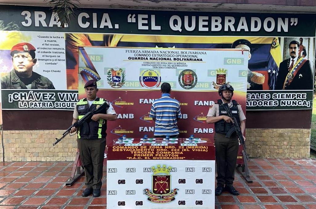 #FANB en la lucha contra el narcotráfico en el PAC El Quebradon, Mcpio Tulio Febres Cordero Edo. Mérida, aprehendieron al cddno. Alfredis Briceño Barrios a quien se le incautaron cuarenta y un envoltorios de Marihuana. Venezuela en la lucha contra el narcotráfico !