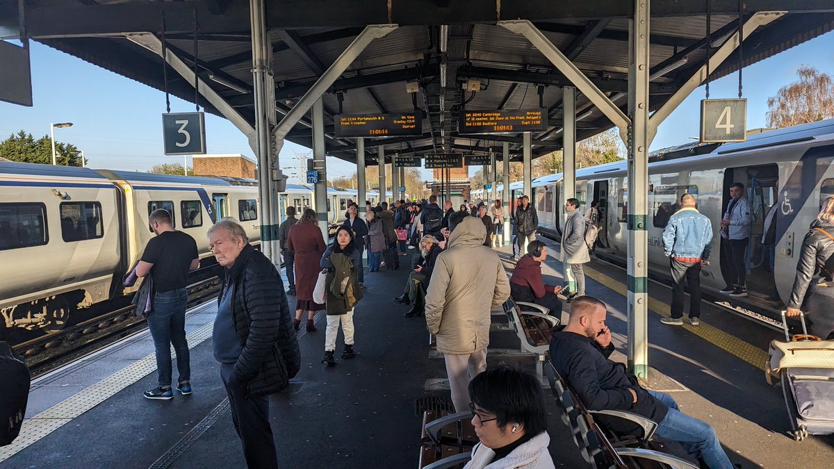 RecyclerBill's tweet image. Aaahhh, British #train travel at its best...🤷‍♂️ @TLRailUK
#GoingNowhereFast 😡