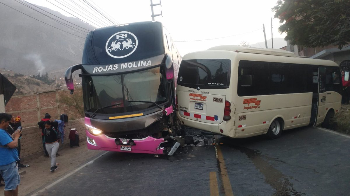 🚨ATENCIÓN USUARIOS🚨
La vía se encuentra bloqueada debido el Triple choque de ómnibus, coaster y camioneta en el Km 039 Ricardo Palma #CarreteraCentral  Nuestras unidades se encuentran en la zona
