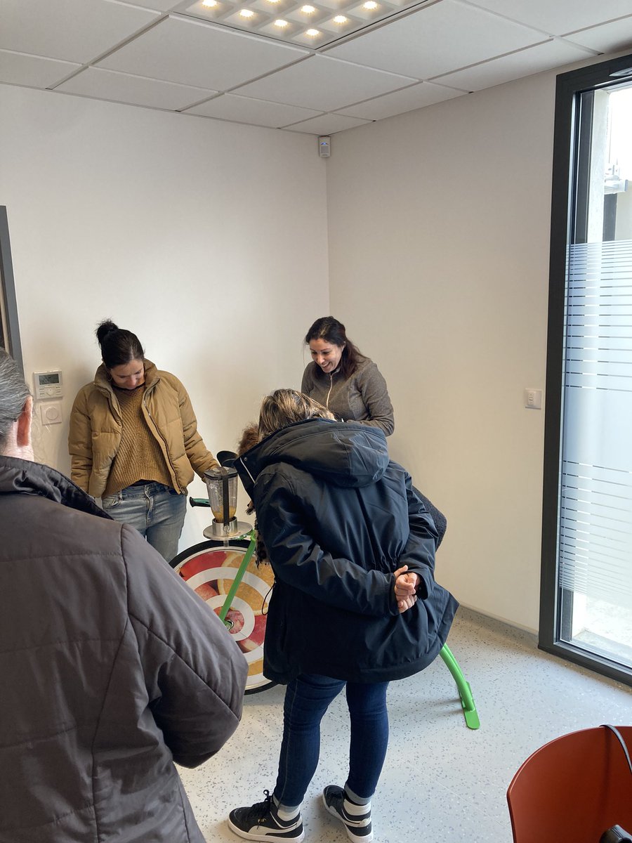 RabhaBenalla's tweet photo. Journée #santefemmes à la @MSP Belveze du Razes avec @Assur_Maladie participation du @CRCDCoccitanie et du mammobile #mammographie #frottis et remise du kit #depistagecancercolorectal a la pharmacie #activitephysique avec le vélo a smoothie de @MutOccitanie @MGEN_officiel https://t.co/ctIrFyz6T4