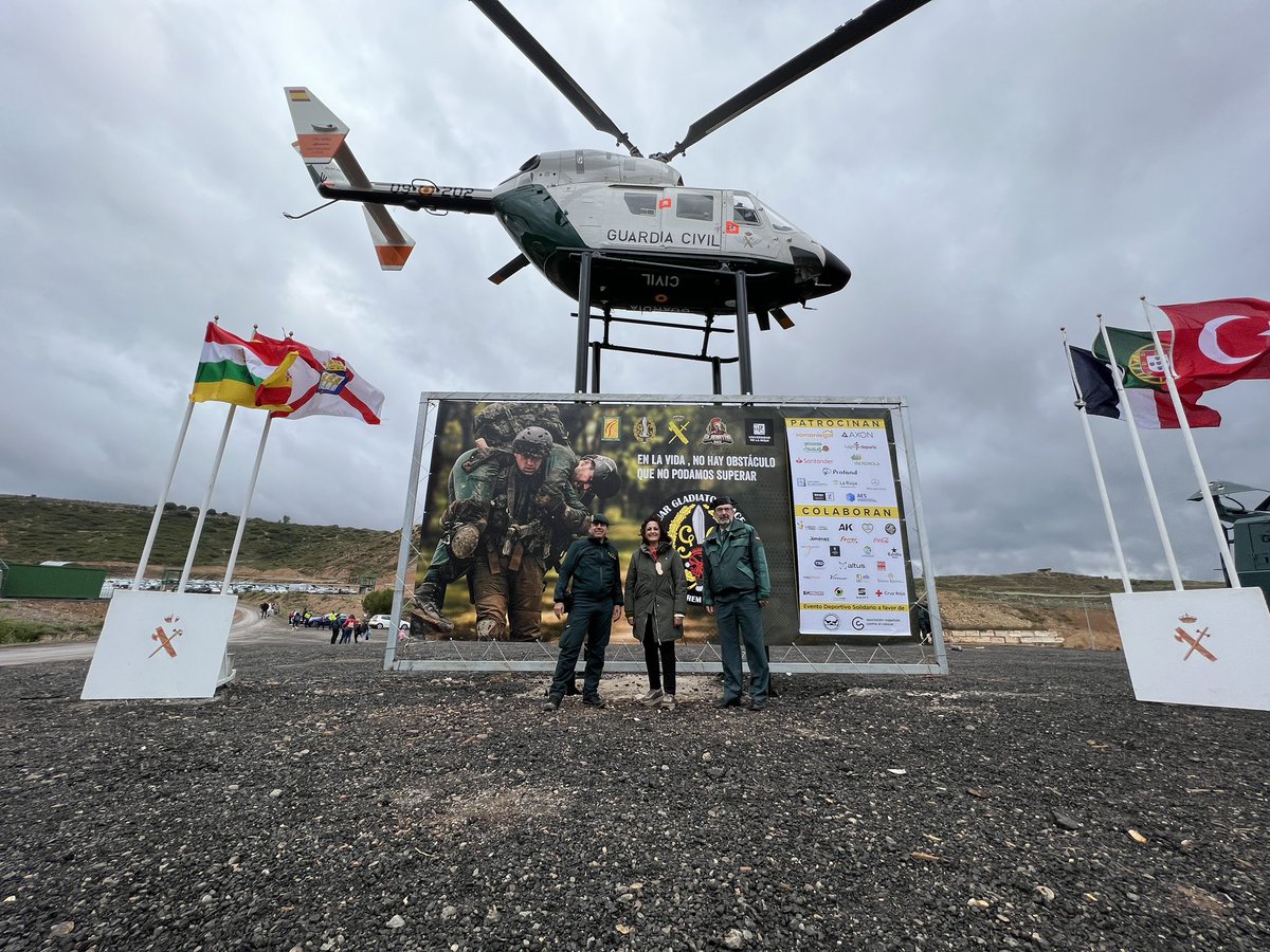 Web_AME's tweet photo. Gracias a @UAR_GAR_CAE podemos ver la retirada de uno de los 🚁 #BK117 del #SAER el (HU.22-01 /09-202) que estuvo volando desde 1.984 y que ahora se encuentra en el #PEFE de #Logroño.
Y que tantas horas de vuelo dieron a los hombres del @UAR_GAR_CAE @GCivilPaisVasco @NavarraGC https://t.co/plIJZHfBQN