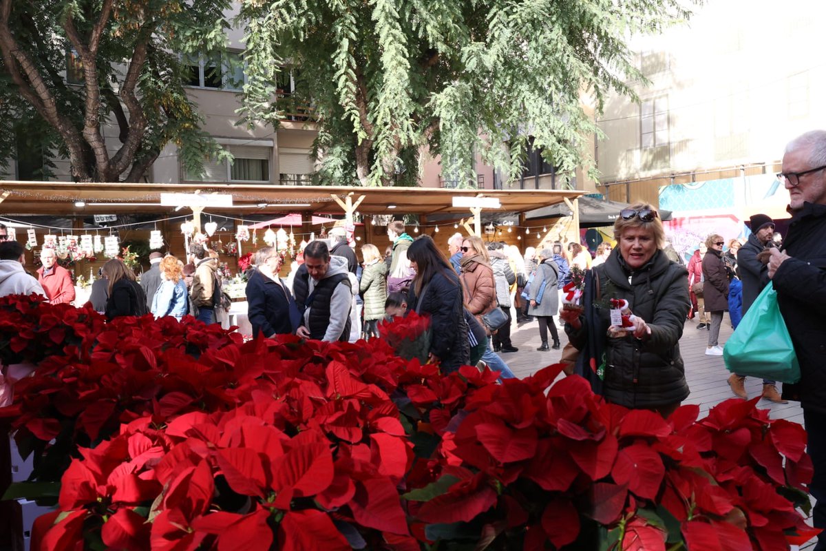 A les paradetes de la Fira de Nadal hi podeu trobar tota mena de guarniments i tions per aquestes festes tan especials! 🎄🎀🎅

📍Plaça de l'Ajuntament