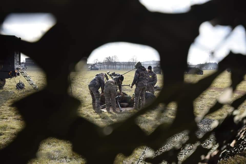 comlogterre1's tweet image. A la suite de l’exercice #BIA23 les soldats du @503eRT s’affairent pour le volet dynamique de la #PIHEDN23 !
Le poste de commandent du détachement avancé de soutien (DAS) y est remonté afin d’être présenté aux autorités et visiteurs à venir… 
#LogOps #CapaciTerre