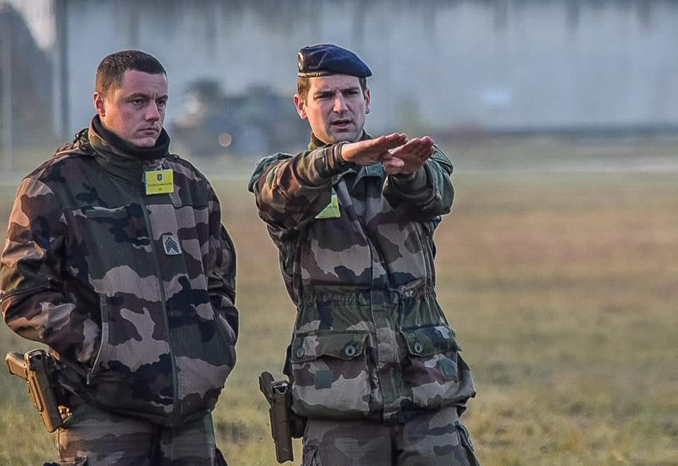 comlogterre1's tweet image. A la suite de l’exercice #BIA23 les soldats du @503eRT s’affairent pour le volet dynamique de la #PIHEDN23 !
Le poste de commandent du détachement avancé de soutien (DAS) y est remonté afin d’être présenté aux autorités et visiteurs à venir… 
#LogOps #CapaciTerre