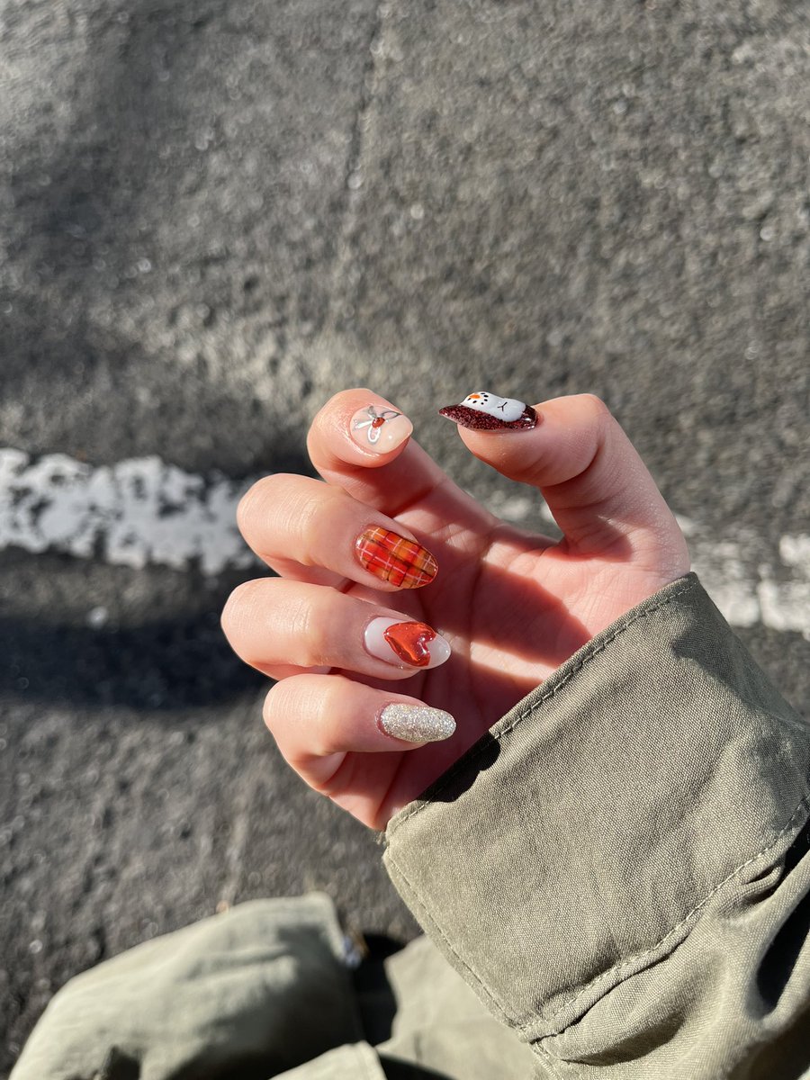 指にサンタと雪だるまを宿した⛄🎀🎅🏻