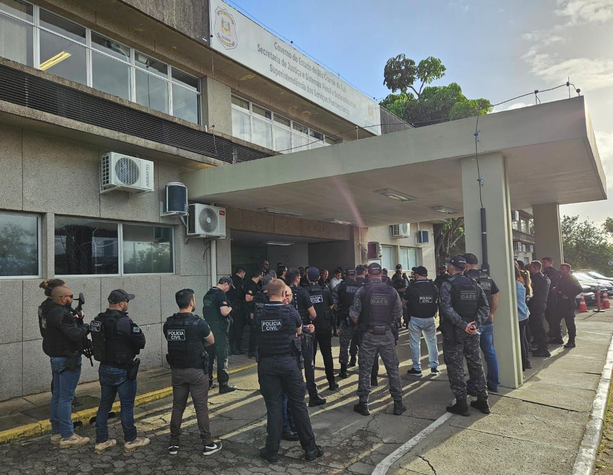 policiacivilrs's tweet photo. Polícia Civil, em conjunto com a Polícia Penal, deflagra #OpExilium com o objetivo de transferir lideranças de organizações criminosas envolvidos em homicídios. #DHPP https://t.co/3YXr40IpNb