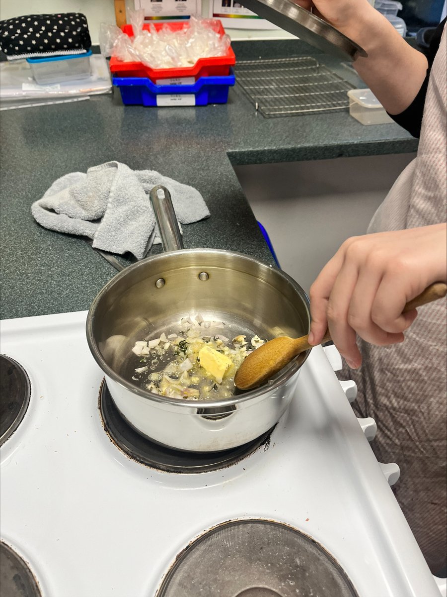 ParksideCulling's tweet image. Our yr 8, 12 &amp;amp; 13 students cooked up a storm with some amazing rope grown mussels which were provided for free by the Fish in School Hero programme. They prepared and cooked Moules Mariniere which was delicious 👩🏽‍🍳#FishHeroes #trysomethingnew #freefish #mightymussels #parkside