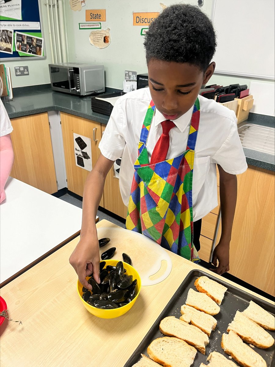 ParksideCulling's tweet image. Our yr 8, 12 &amp;amp; 13 students cooked up a storm with some amazing rope grown mussels which were provided for free by the Fish in School Hero programme. They prepared and cooked Moules Mariniere which was delicious 👩🏽‍🍳#FishHeroes #trysomethingnew #freefish #mightymussels #parkside