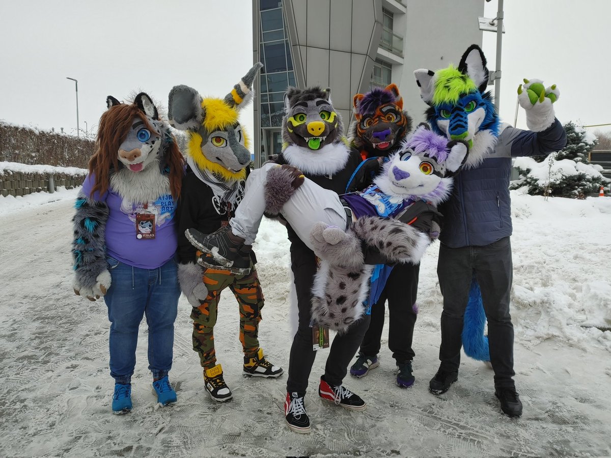 Day 3 of Futrołajki! Got some Nijak family photo!