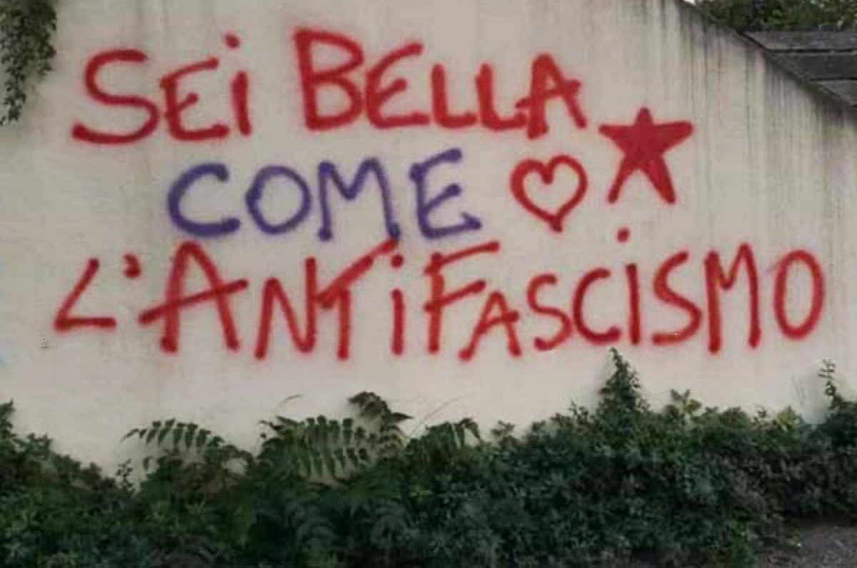 Intanto da parte della Digos, prosegue incessantemente la ricerca casa per casa degli autori nottetempo di scritte eversive sui muri delle città italiane...

#VivaItaliaAntifascista