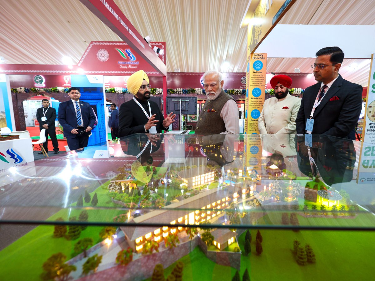narendramodi's tweet photo. देहरादून के Investors Summit में देवभूमि के उत्पादों को करीब से देखने के साथ ही इनके कारोबार से जुड़े अपने परिवारजनों से संवाद का अवसर मिला। मुझे विश्वास है कि उत्तराखंड में बनी चीजें दुनियाभर में अपनी विशेष पहचान बनाएंगी। https://t.co/qrdcWEJhtM
