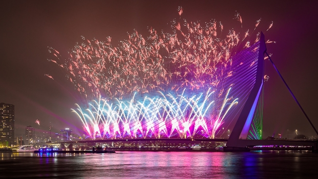 Het Nationale Vuurwerk bij de Erasmusbrug dit jaar op muziek van Martin Garrix -  dehavenloods.nl/l/50512