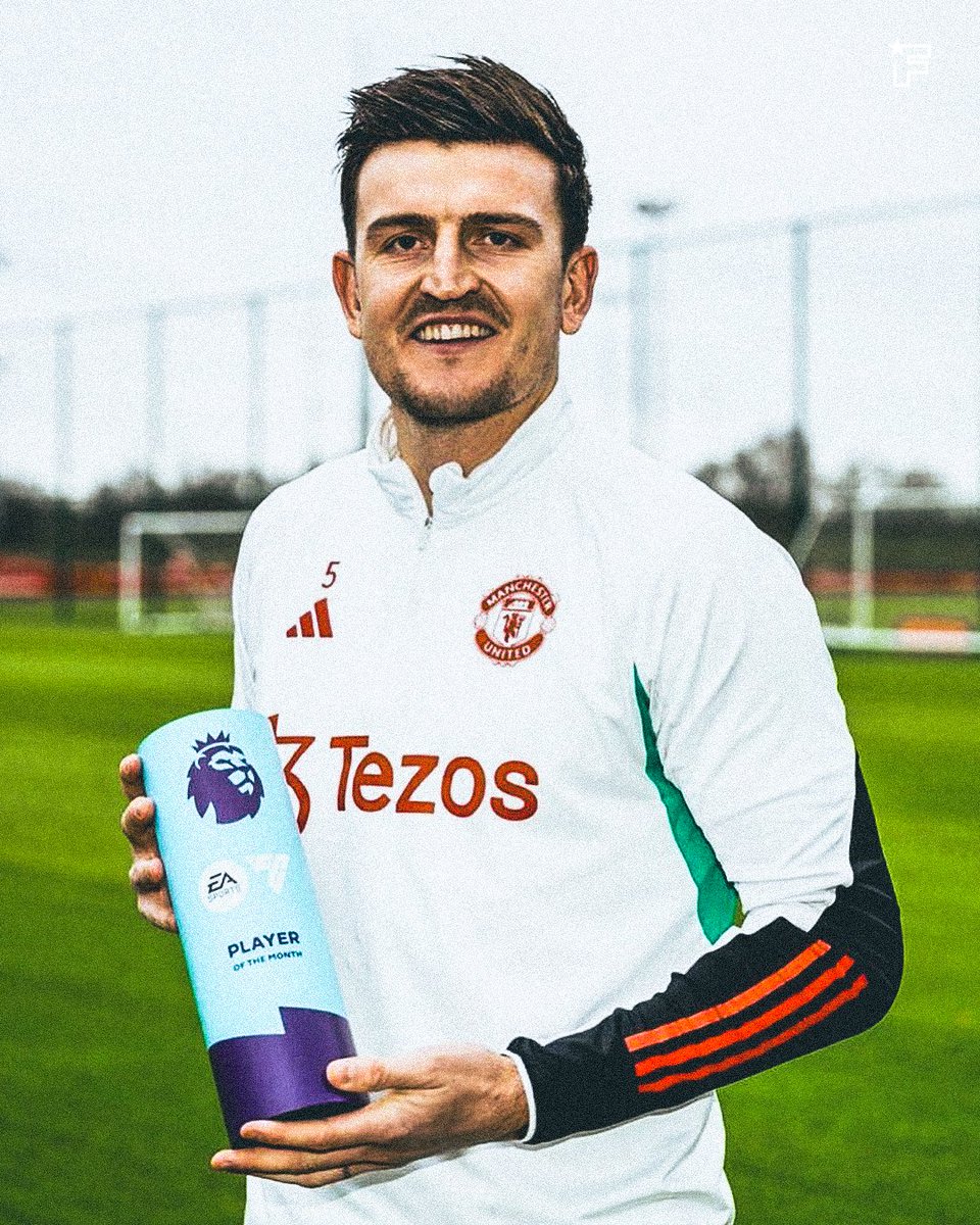 Harry Maguire 🏴󠁧󠁢󠁥󠁮󠁧󠁿 avec le trophée du joueur du mois de novembre de Premier League ! 🏆 Une belle revanche pour Maguire 💪