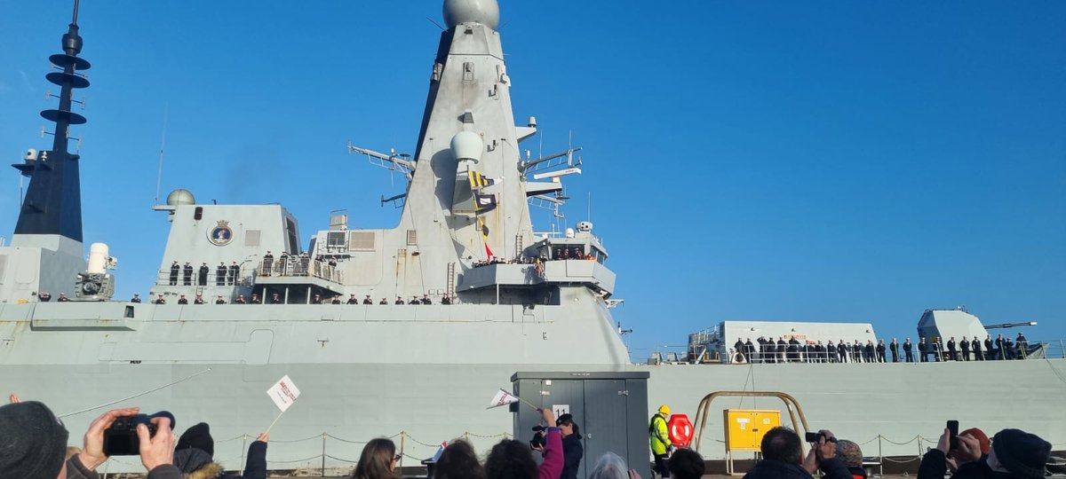 We're home! Thank you to all who took the time to wave us back in. The Ship's Company can now take a well-earned break with their friends, family and loved ones. 🇬🇧⚓️🌊 #HMSDauntless #RoyalNavy #Homecoming