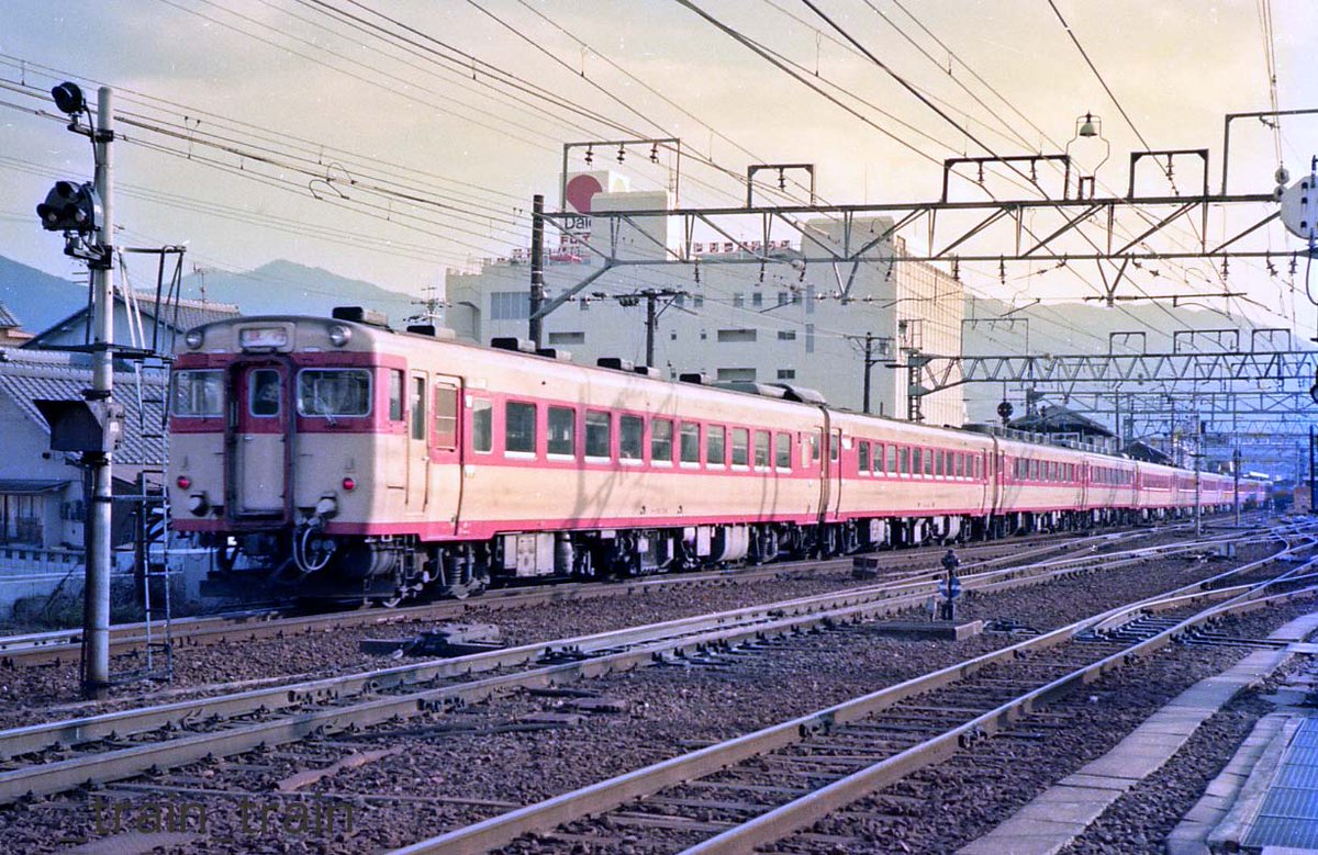 train_rail_'s tweet photo. @8iazZPU9hjN5cnM 「赤倉」が電車化されたのは1982年だそうです．この写真はいずれもそれ以前なので「急行きそ」もしくはその間合い運用等の列車だと思われます．その当時「赤倉」は全線電化区間を走るキハ58系でした． https://t.co/lniWa5sPA3