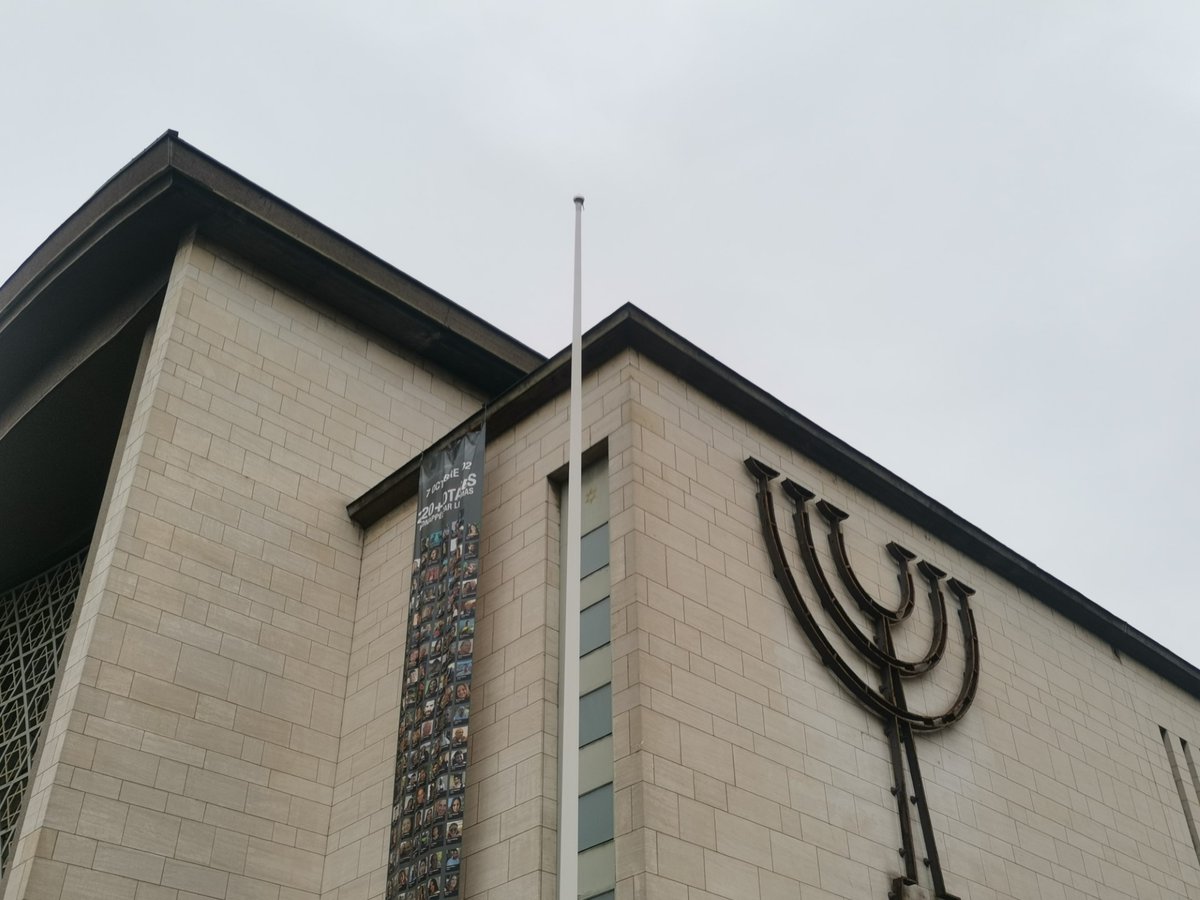Le drapeau israélien et le drapeau français hissés sur le mat du parvis de la Synagogue de la Paix à Strasbourg ont été enlevés de façon malveillante, ce jeudi 7 décembre 2023 au soir.
Le drapeau français était à terre.
Une plainte va être déposé.