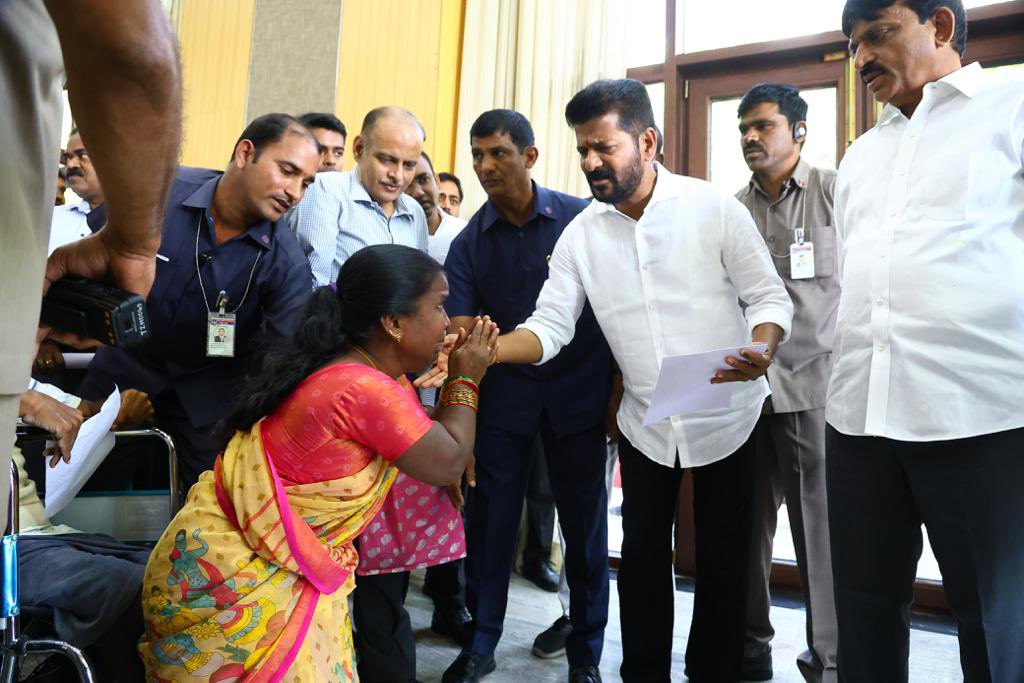 revanth_anumula's tweet photo. పాలన ప్రజలకు చేరువ చేయడమే ప్రజా ప్రభుత్వ లక్ష్యం. 

పేదల కష్టాలు విని, పరిష్కారమార్గం చూపడమే  ప్రజా నాయకుడుగా నా బాధ్యత. 

ఆ బాధ్యతలో భాగమే ఈ ప్రజా దర్బార్ .

#TelanganaPrajaPrabhutwam https://t.co/JPQ4wROarN