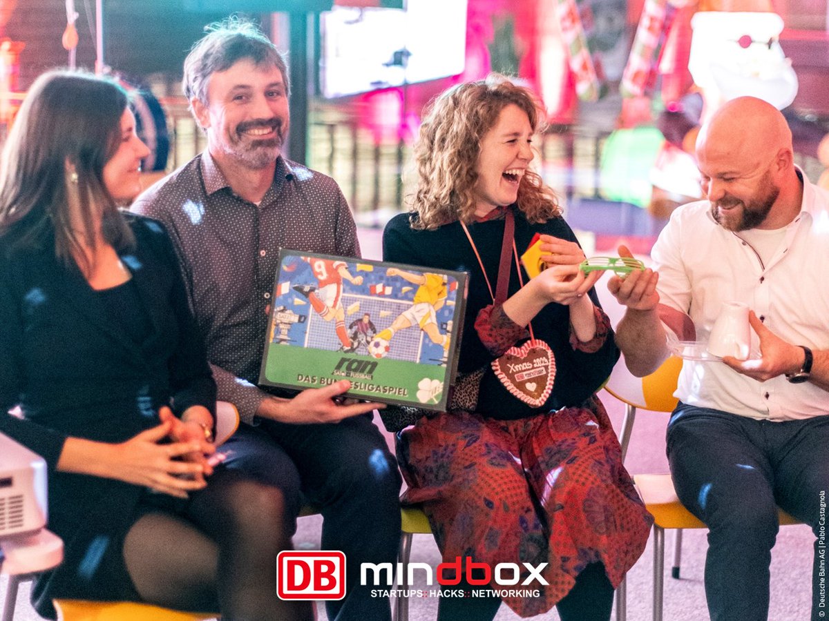 dbmindbox's tweet photo. 14 #Startups aus vier #Programmen hatten gestern ihre Midterm #Präsentationen &amp; stellten ihre bisherigen Ergebnisse aus 50 Tagen Startup-Programm vor. Hier ein paar 🎄-liche Eindrücke von den gestrigen #Midterms &amp; anschließender #Weihnachtsfeier 🎅 https://t.co/j9YoX3sgiD