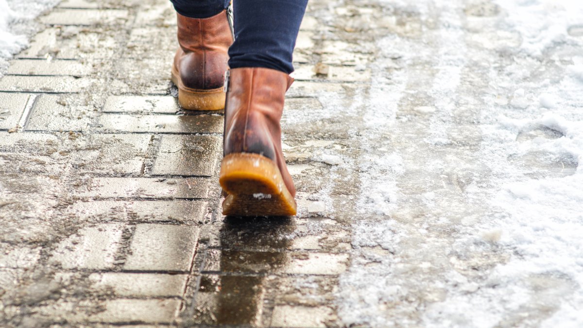 MUHealthOrtho's tweet photo. ❄️ Winter is coming, and so is the need for extra caution!
Prevent slips and falls by:
👟 Wearing proper footwear.
🚶♂️ 🚶♀️ Keeping pathways clear.
❄️ Being mindful of icy surfaces.
Stay safe and enjoy the winter wonderland! #FallPrevention #WinterSafety #StaySafeInSnow https://t.co/xnl3MfJ9Fe