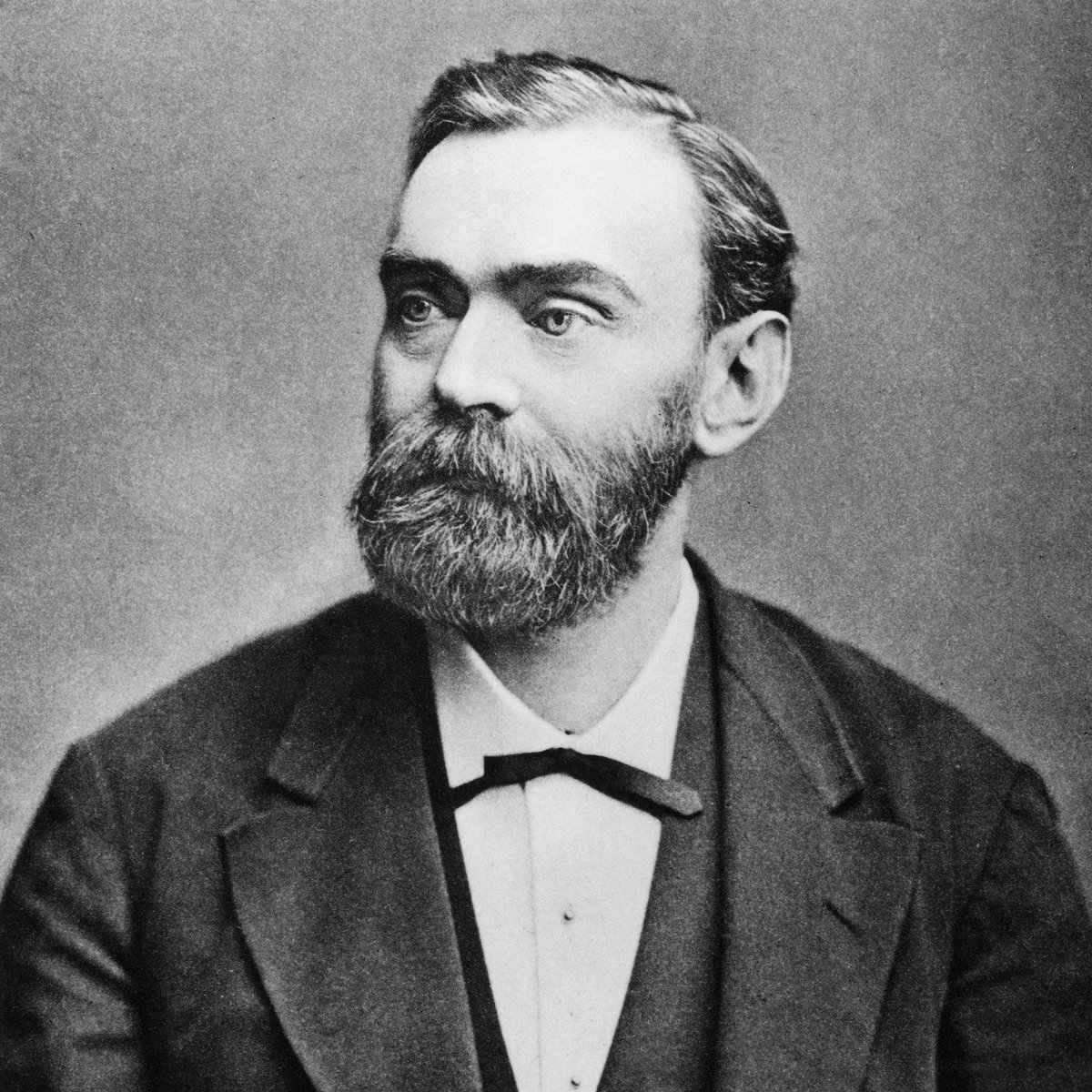 Op 10 december 1896 overlijdt Alfred Nobel. In zijn testament roept hij vijf prijzen in het leven, op de gebieden natuurkunde, scheikunde, fysiologie/geneeskunde, literatuur en vrede. De eerste Nobelprijzen worden op 10 december 1901 uitgereikt, exact 5 jaar na zijn overlijden.