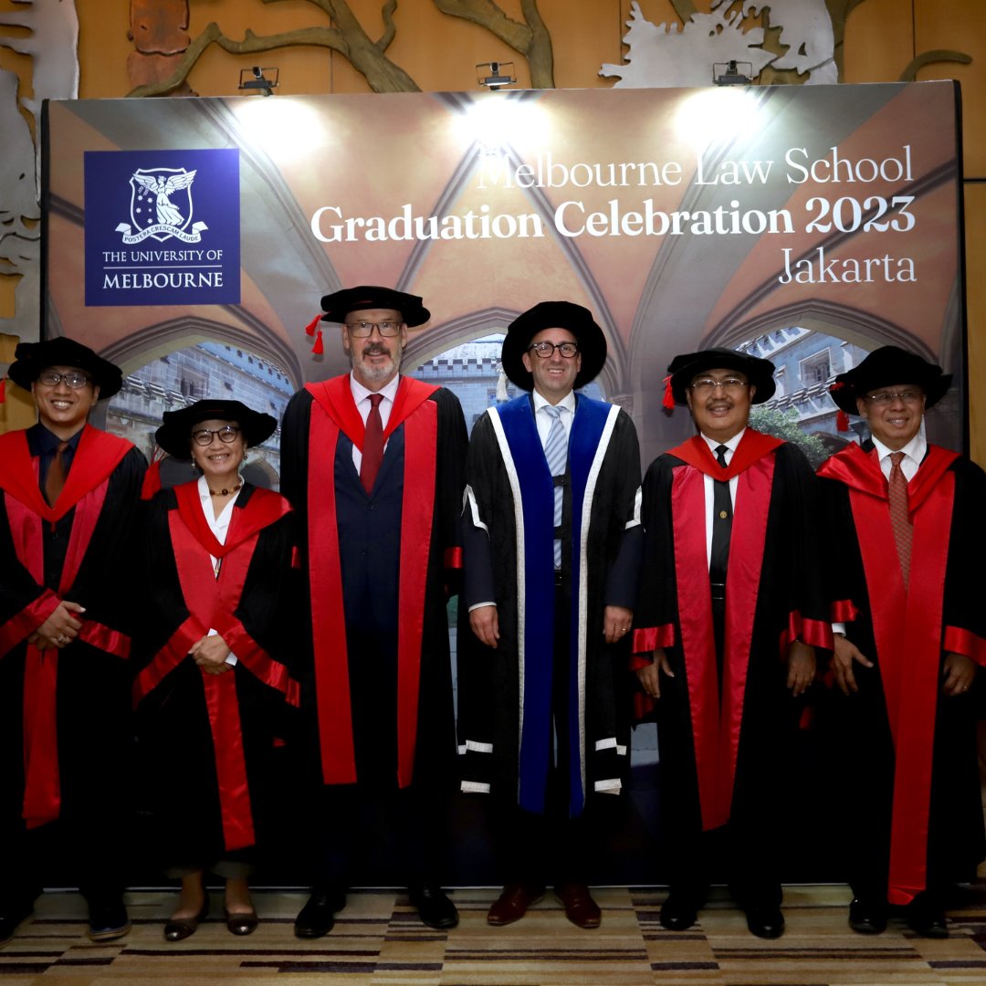 Dean, Prof Matthew Harding and Prof Tim Lindsey AO, celebrated the graduation of alumni who couldn't make it to Melbourne due to COVID-19 restrictions in Jakarta on Mon 20 Nov. Congratulations to all participants and welcome to the Melbourne Law School alumni community! 👏 🎓
