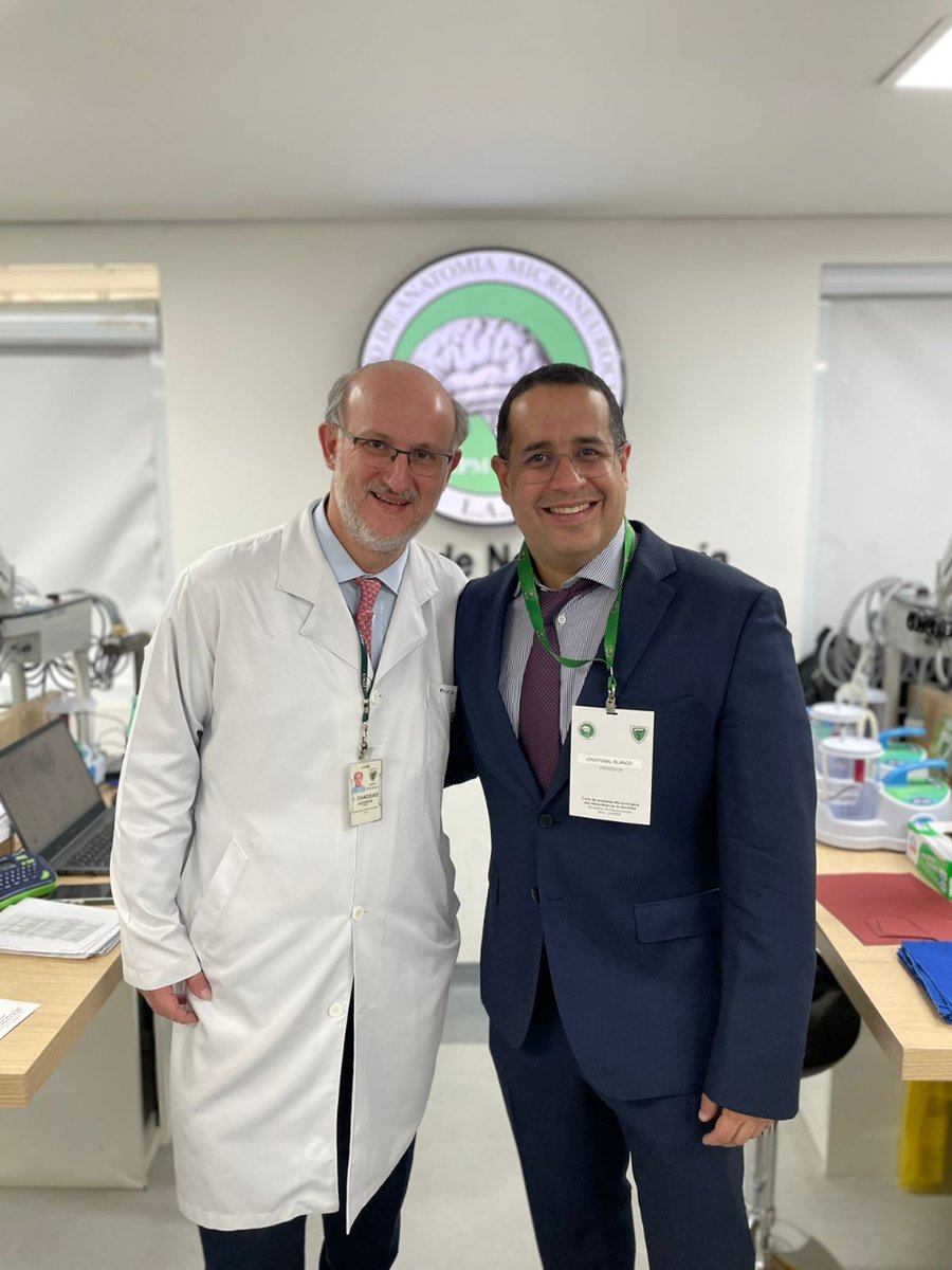 🔬🧠El neurocirujano del <a href="/HUReinaSofia/">Hospital Universitario Reina Sofía</a> Cristóbal Blanco ha participado recientemente como profesor en un curso en Brasil🇧🇷 sobre #AnatomíaMicroquirúrgica de fibra blanca del cerebro.