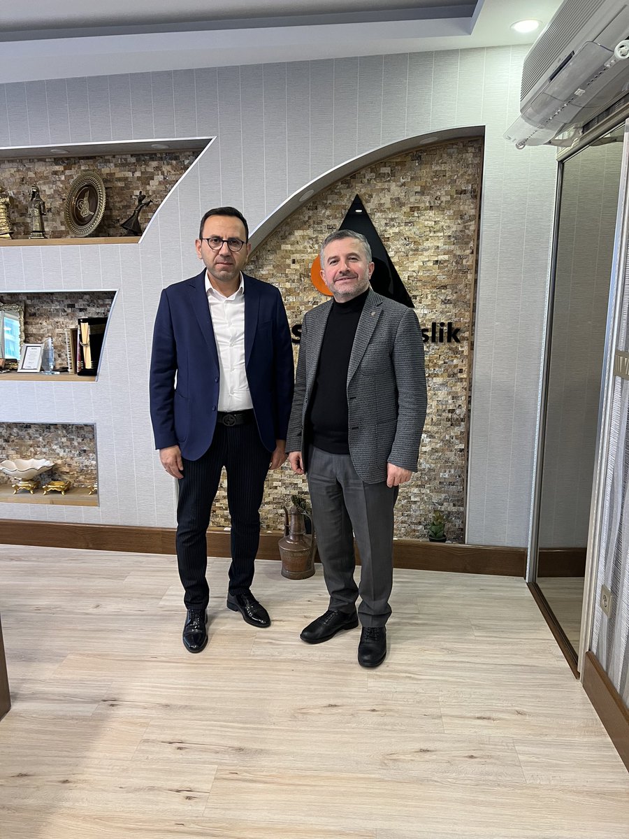 Siyasette yol arkadaşım, her daim kardeşim <a href="/sinanayranci18/">Sinan  Ayrancı</a>’yı iş yerinde ziyaret ettim. 
Sıcak çayın yanına aynı sıcaklıkta muhabbetimiz eşlik etti Elhamdulillah
Ataşehir için yaptığımız çalışmalarda yönetimimizdeki kardeşlerimizle birlikte Teşkilat Başkanlığımızı üstlenmiş Sinan