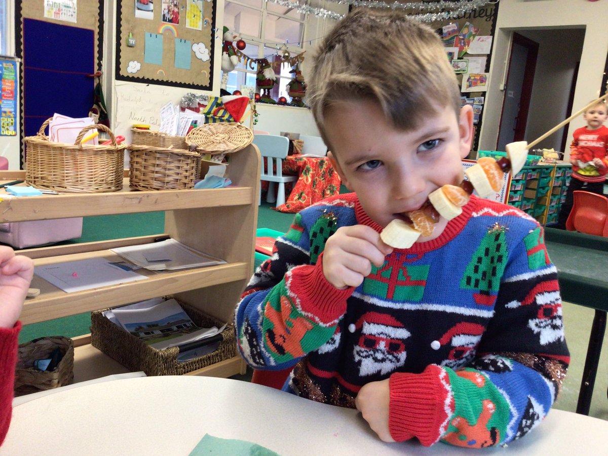 Penclawdd's tweet photo. #Pencflam Working on making a repeated pattern - we decided to make some healthy fruit kebabs. We were able to repeat the pattern and understand that eating healthy food makes us strong. #Pencnum #PencHWB https://t.co/NUy07XLbaH