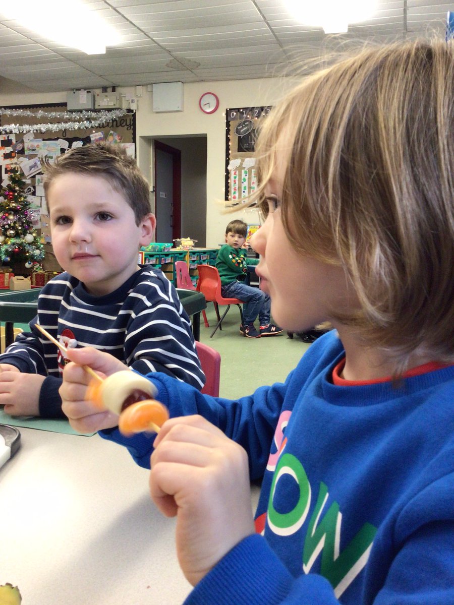 Penclawdd's tweet photo. #Pencflam Working on making a repeated pattern - we decided to make some healthy fruit kebabs. We were able to repeat the pattern and understand that eating healthy food makes us strong. #Pencnum #PencHWB https://t.co/NUy07XLbaH