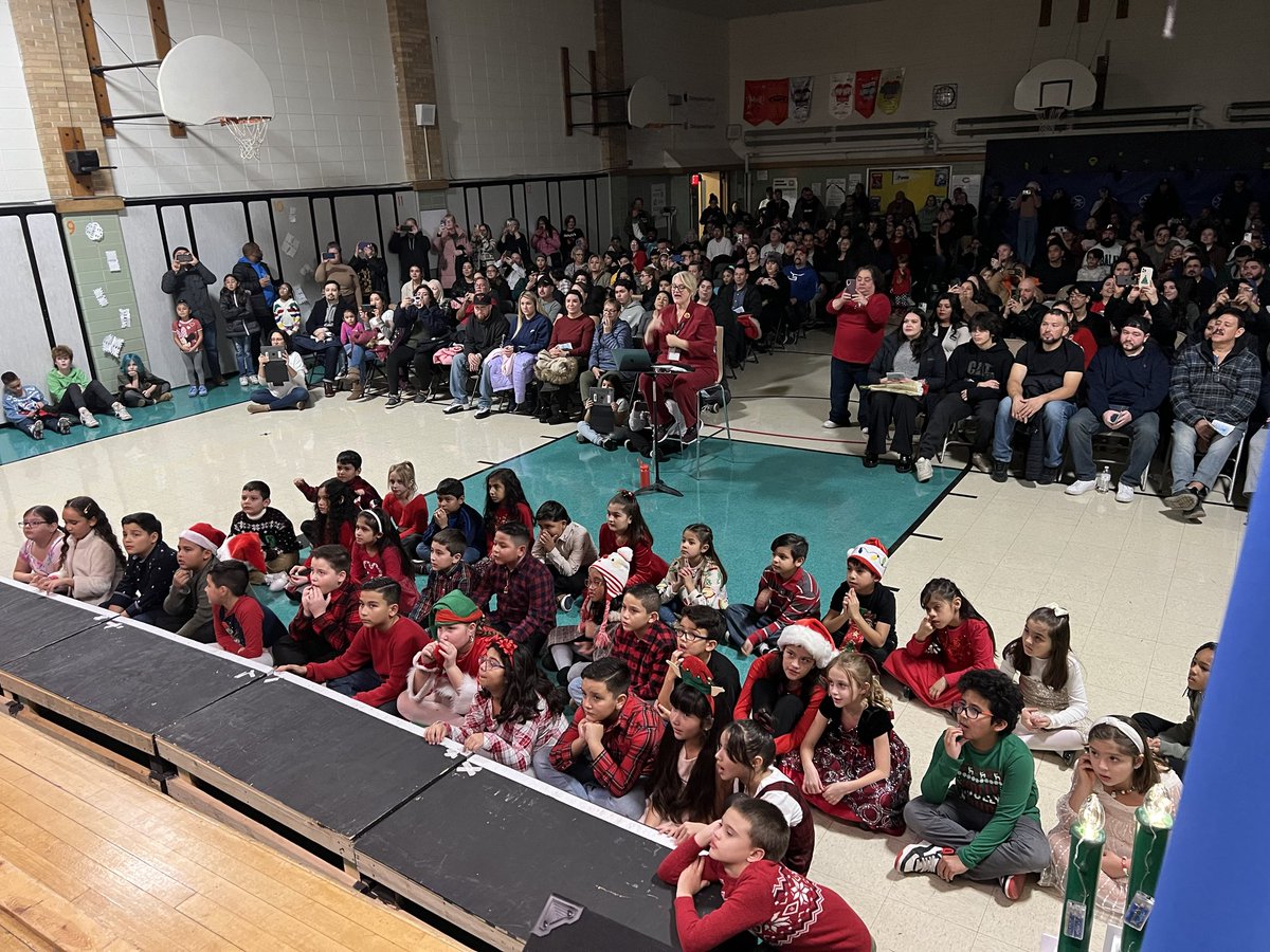 We need more chairs! Way to pack the place ⁦⁦@D100Piper⁩ community!  for our 2nd and 3rd grade production of COLDSNAP! #wearepiper #somospiper