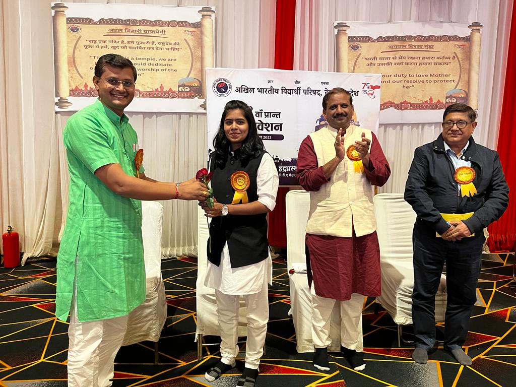 AbvpDeogiri's tweet photo. शैक्षणिक वर्ष २०२३-२४ साठी अभाविप देवगिरी प्रदेश अध्यक्ष म्हणुन प्रा. डॉ. @SachinKandale7  व प्रदेश मंत्री म्हणुन कु. @vaibhavi3697 यांनी जबाबदारी स्वीकारली. यावेळी निर्वाचन अधिकारी म्हणुन श्री अमोल मराठे उपस्थित होते.

#58thABVPDeogiriConf https://t.co/fWiFIyRogH